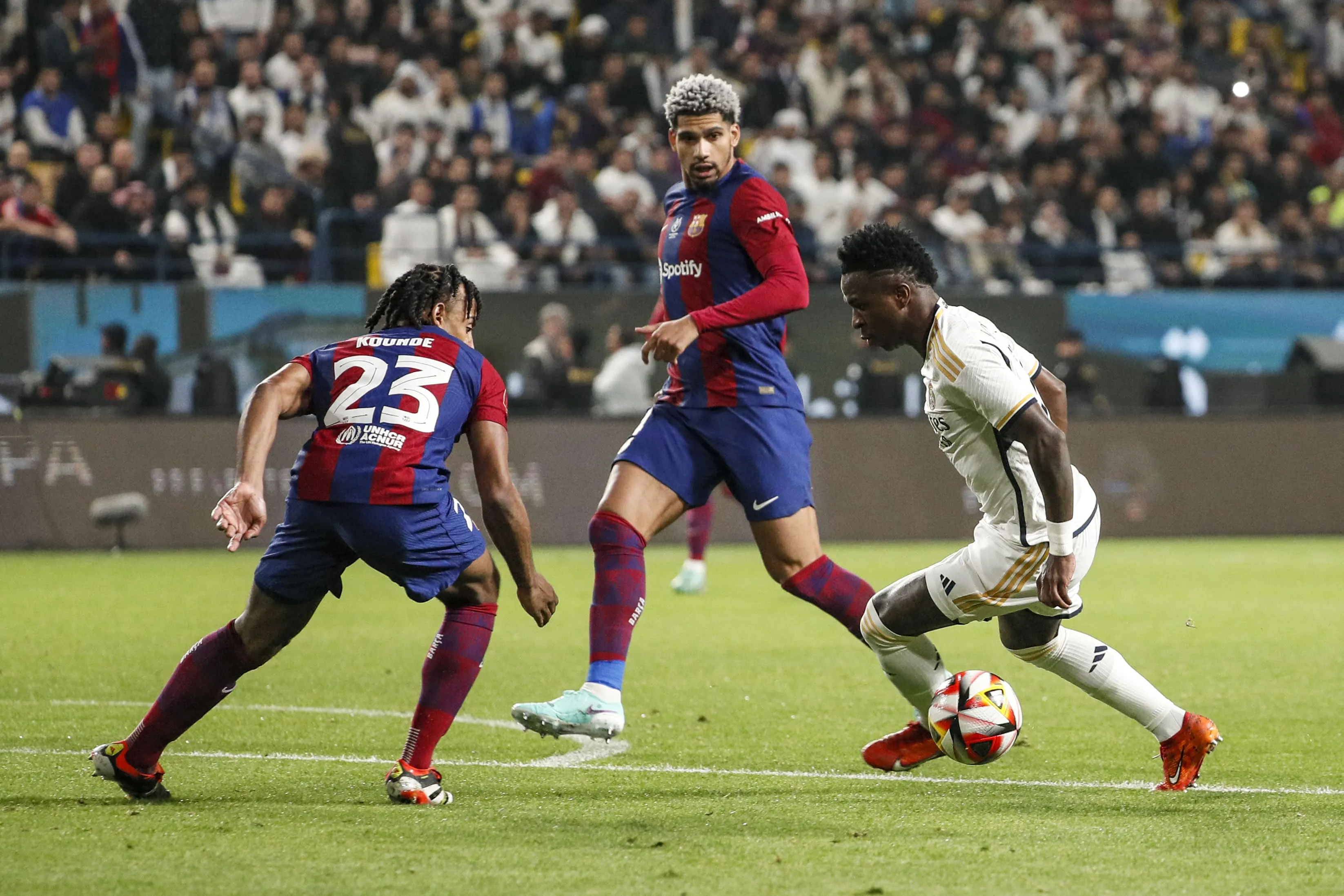 Real Madrid e Barcelona podem fazer mais um cl&aacute;ssico &ndash; desta vez, fora de campo &ndash; por atacante brasileiro