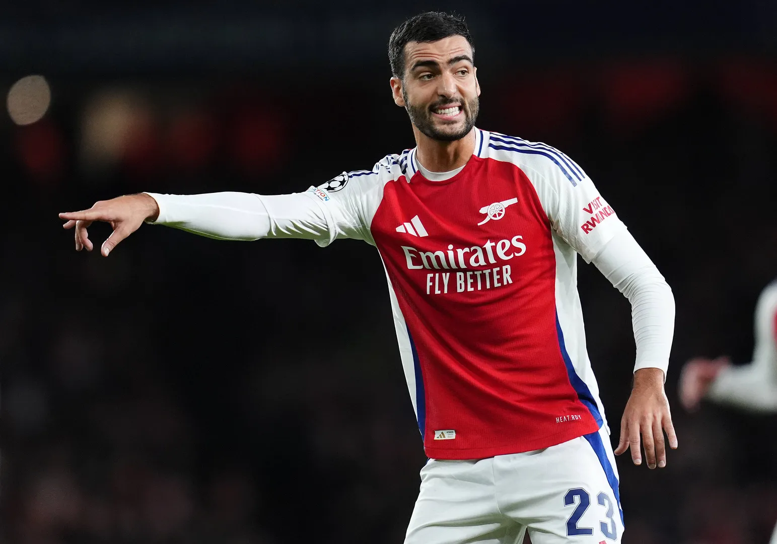 Diante do PSG, pela Champions, Mikel Merino fez sua estreia com a camisa do Arsenal
