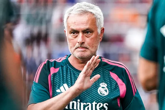 Mourinho relembra ex-contrata&ccedil;&atilde;o do Real Madrid: &lsquo;Voc&ecirc;s me mataram por isso, mas ele calou a todos&rsquo;