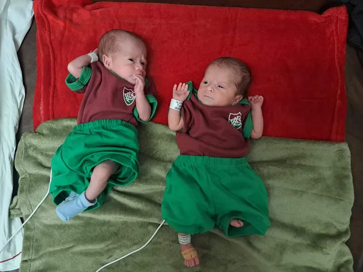 Clara Flu e Alice Flu j&aacute; est&atilde;o em casa sob o cuidado dos pais, fan&aacute;ticos pelo Fluminense - Foto: Acervo Pessoal