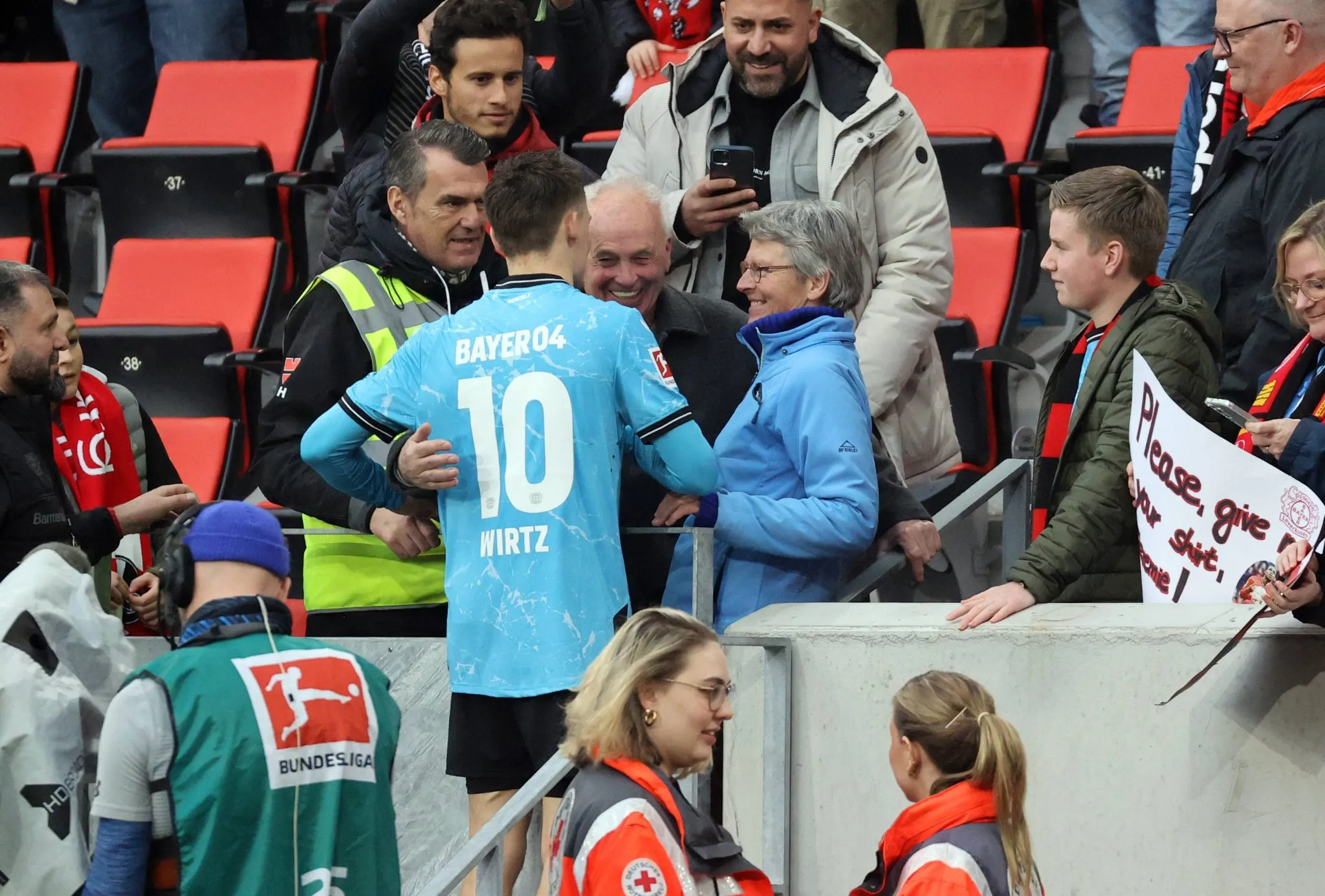 Florian Wirtz junto ao seus pais Hans Wirtz e Karin Gro&szlig; (Foto: IMAGO / Sportfoto Rudel)