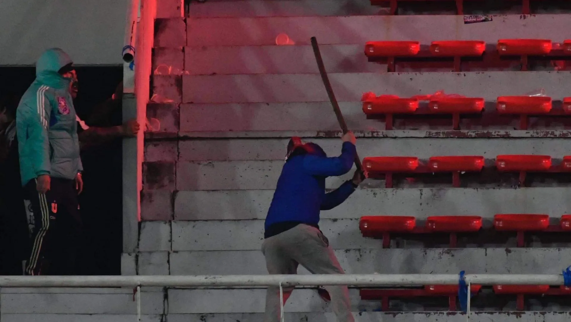 Selvageria mancha decis&atilde;o entre Independiente x Universidad de Chile na Sul-Americana (Foto: Imago)