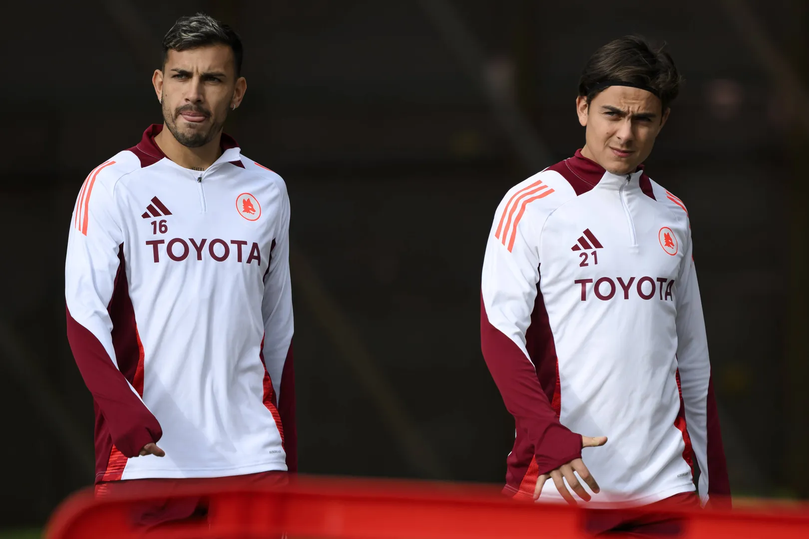Foto: (Imago) - Leandro Paredes e Paulo Dybala, da Roma