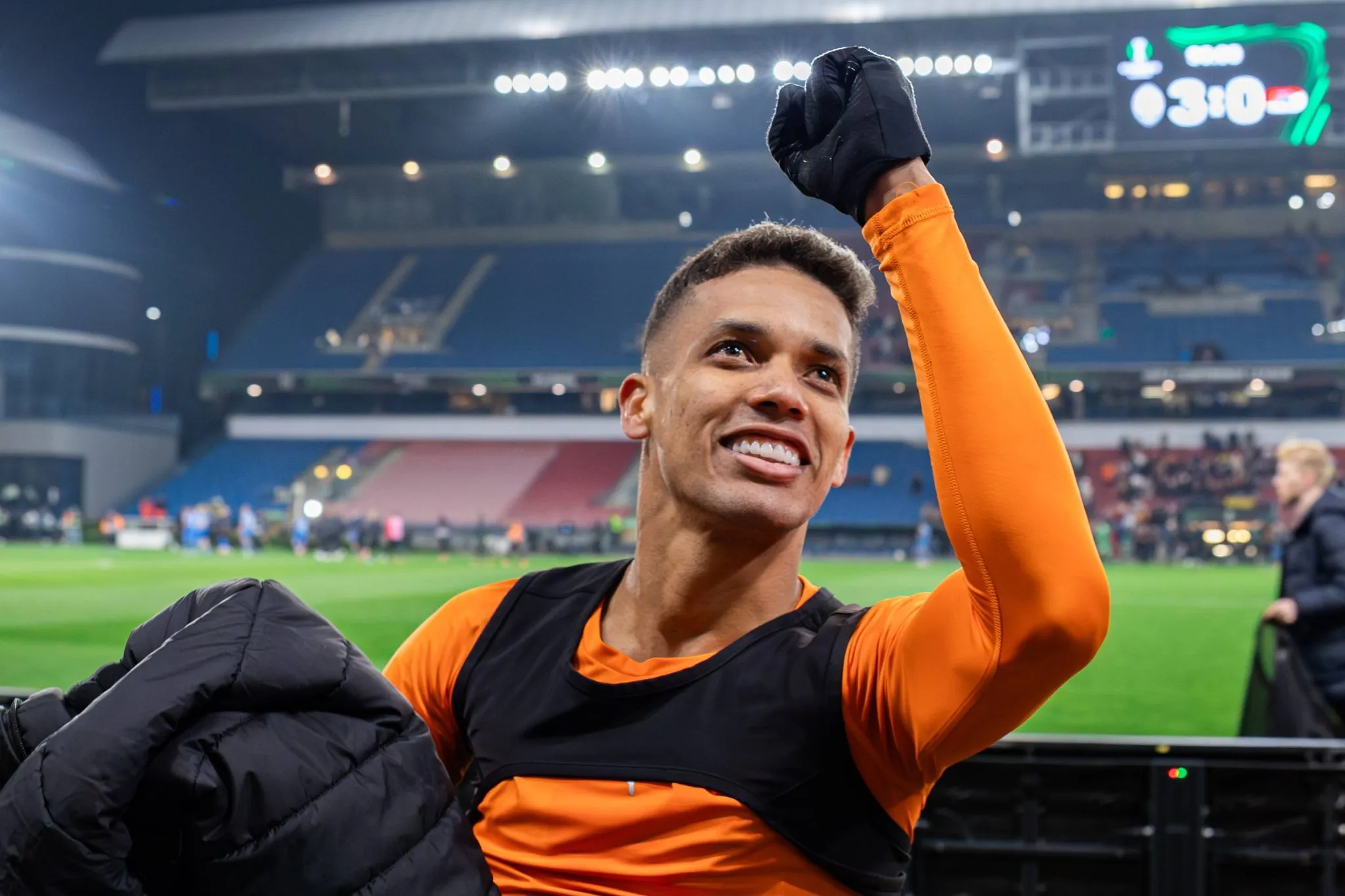 Pedrinho acena para torcida do Shakhtar
