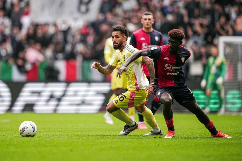 Douglas Luiz em Juventus x Cagliari. Foto: Icon Sport