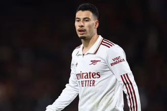 &lsquo;N&atilde;o sei como os jogadores do Liverpool n&atilde;o deram um tapa no Martinelli. Vergonhoso&rsquo;