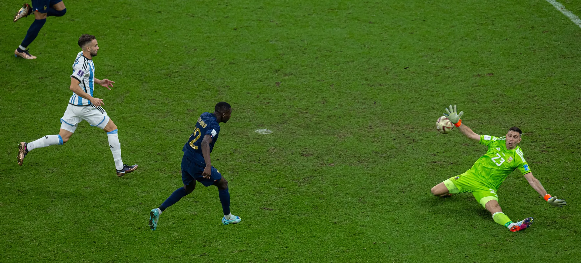 A ic&ocirc;nica defesa de Mart&iacute;nez na Copa do Mundo foi a partir de um "X"(Foto: Imago)
