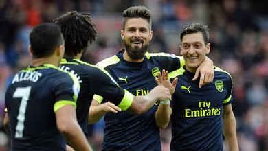 Giroud e S&aacute;nchez precisaram de seis minutos para esmagar o Sunderland