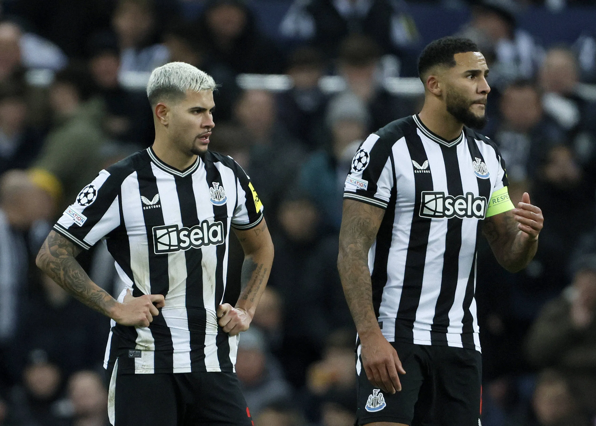 Bruno Guimarães e Jamaal Lascelles no Newcastle
