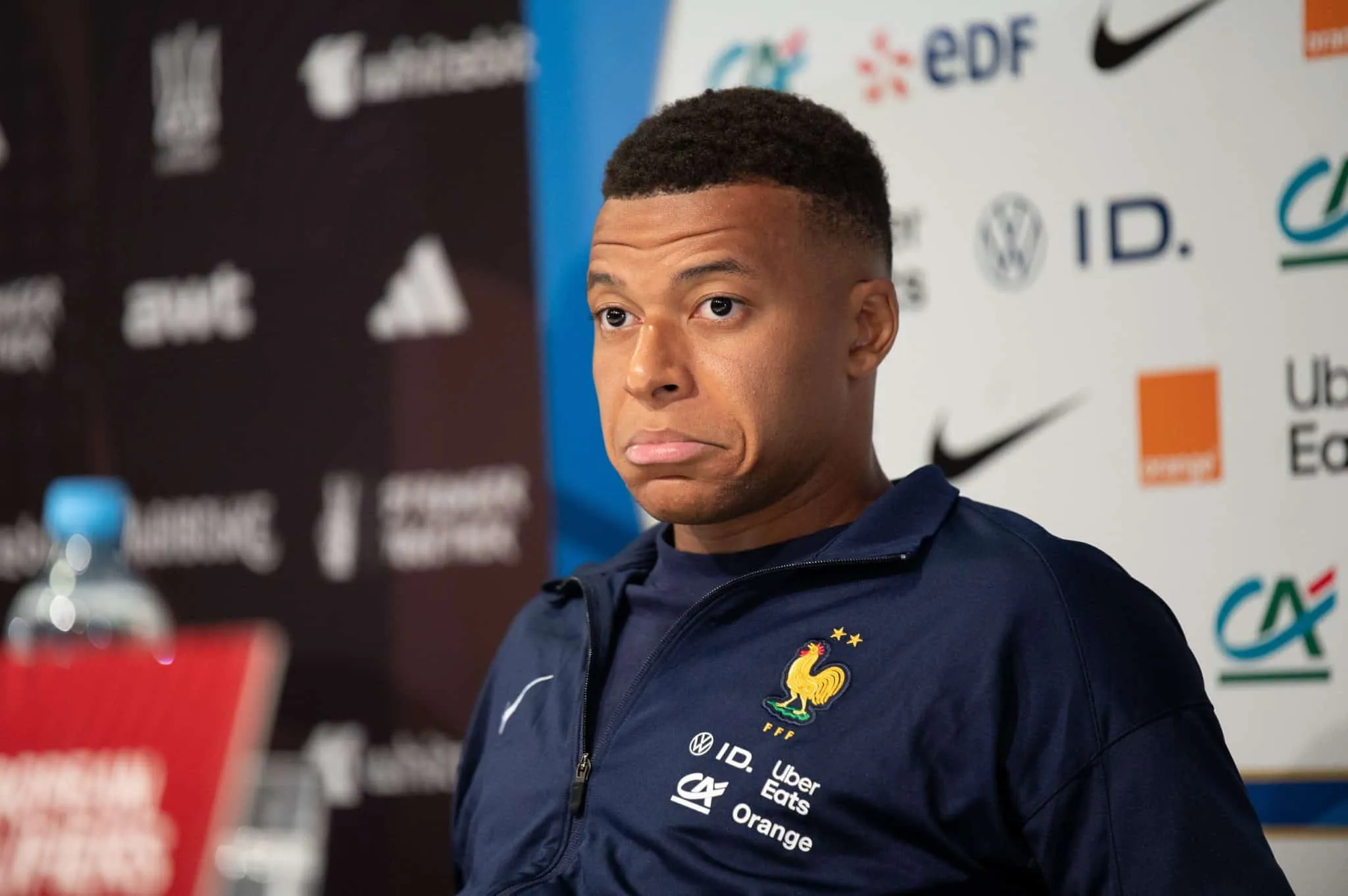 &lsquo;Ele tem um talento especial&rsquo;: Mbapp&eacute; rasga elogios a companheiro de sele&ccedil;&atilde;o francesa