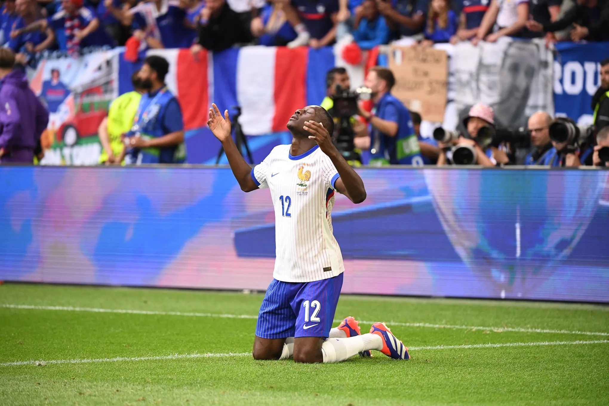 Vil&atilde;o da Copa do Mundo conquista reden&ccedil;&atilde;o e classifica Fran&ccedil;a na Eurocopa