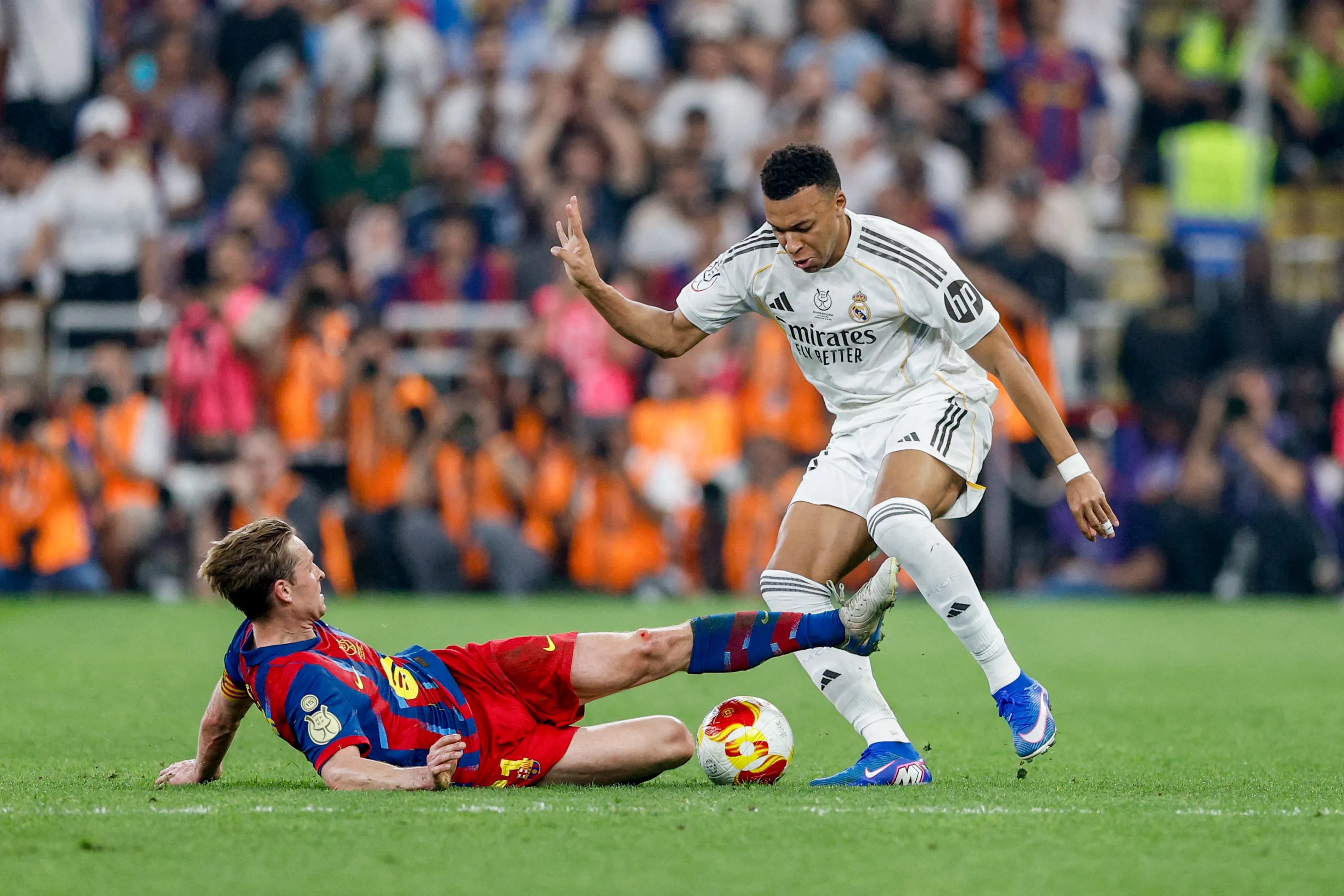 Mbapp&eacute; em a&ccedil;&atilde;o contra o Barcelona 