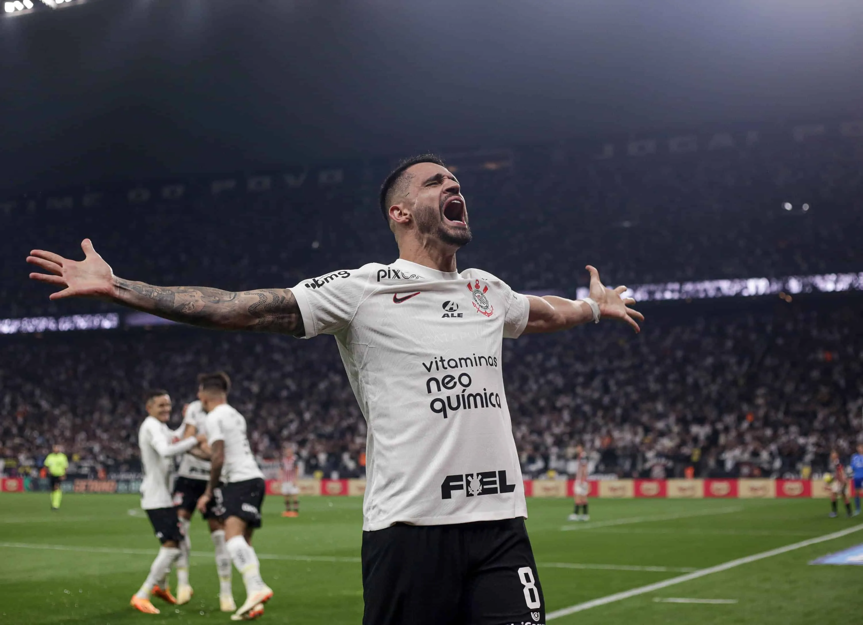 Rea&ccedil;&atilde;o &agrave; sa&iacute;da de Renato Augusto do Corinthians mostrou idolatria incomum da torcida corintiana