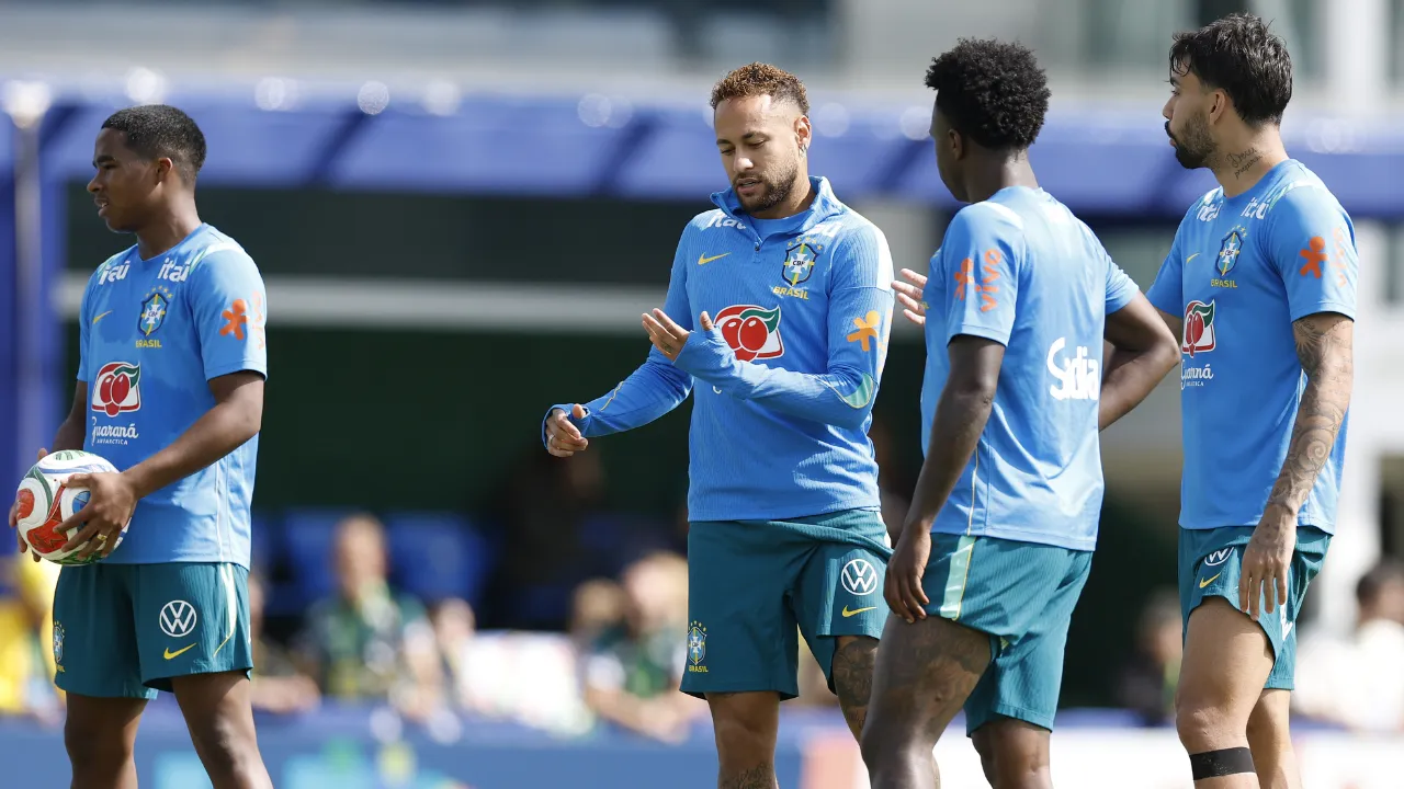 Neymar esteve em campo na Granja Comary durante a concentra&ccedil;&atilde;o 