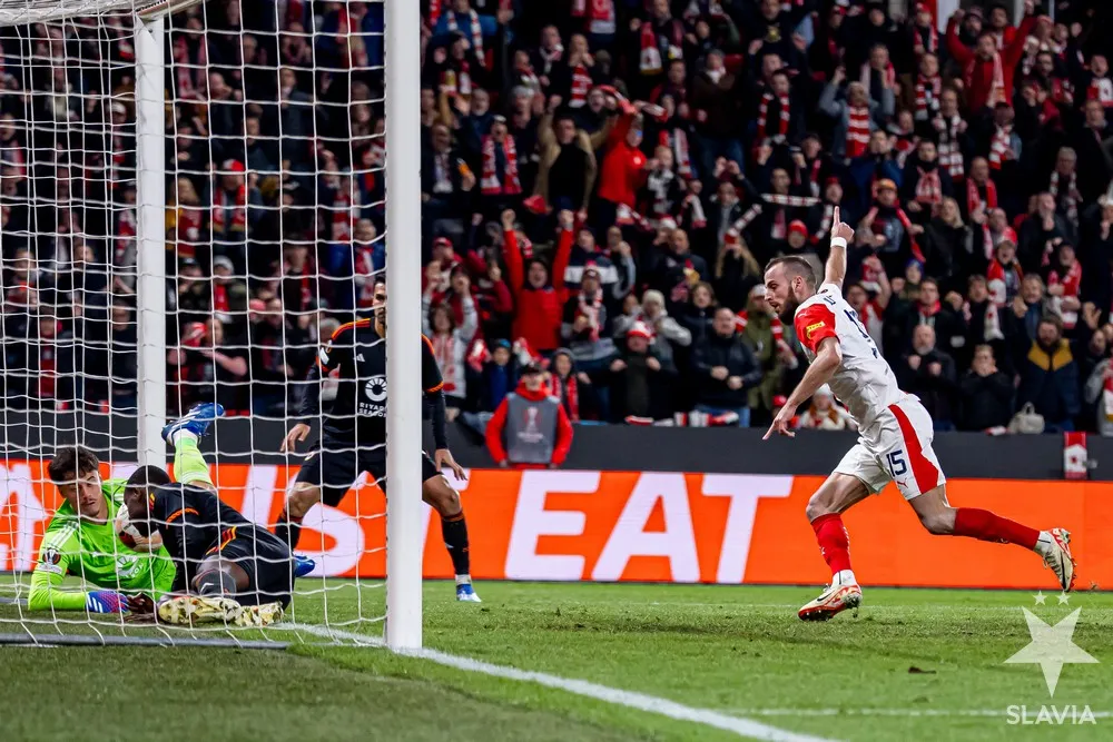 Retrancada e medrosa, Roma joga mal e sofre dura derrota para Slavia Praga, que vira l&iacute;der no grupo na Liga Europa