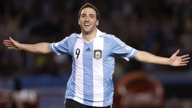 Com Higua&iacute;n e Reina, Napoli mostra for&ccedil;a e ambi&ccedil;&atilde;o