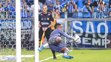 Gr&ecirc;mio analisa propostas e fica perto de acertar venda do goleiro Adriel