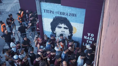 O que h&aacute; por tr&aacute;s da homenagem do Lan&uacute;s a Maradona antes de jogo contra o Cruzeiro?