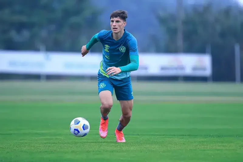 Tiago Coser durante treino da Chapecoense
