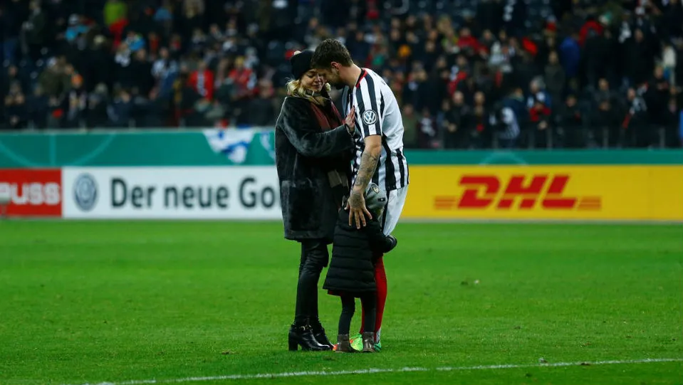 Capit&atilde;o do Eintracht Frankfurt, Russ volta a campo 285 dias ap&oacute;s retirar tumor e &eacute; ovacionado