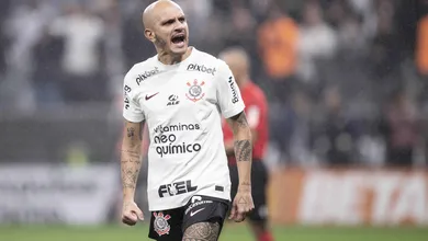 Vaiado antes do in&iacute;cio do jogo, F&aacute;bio Santos admite dificuldades f&iacute;sicas, mas refor&ccedil;a responsabilidade no Corinthians