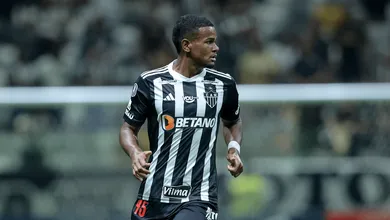 Milito demonstra paci&ecirc;ncia com Alisson que torcida do Atl&eacute;tico-MG parece n&atilde;o ter