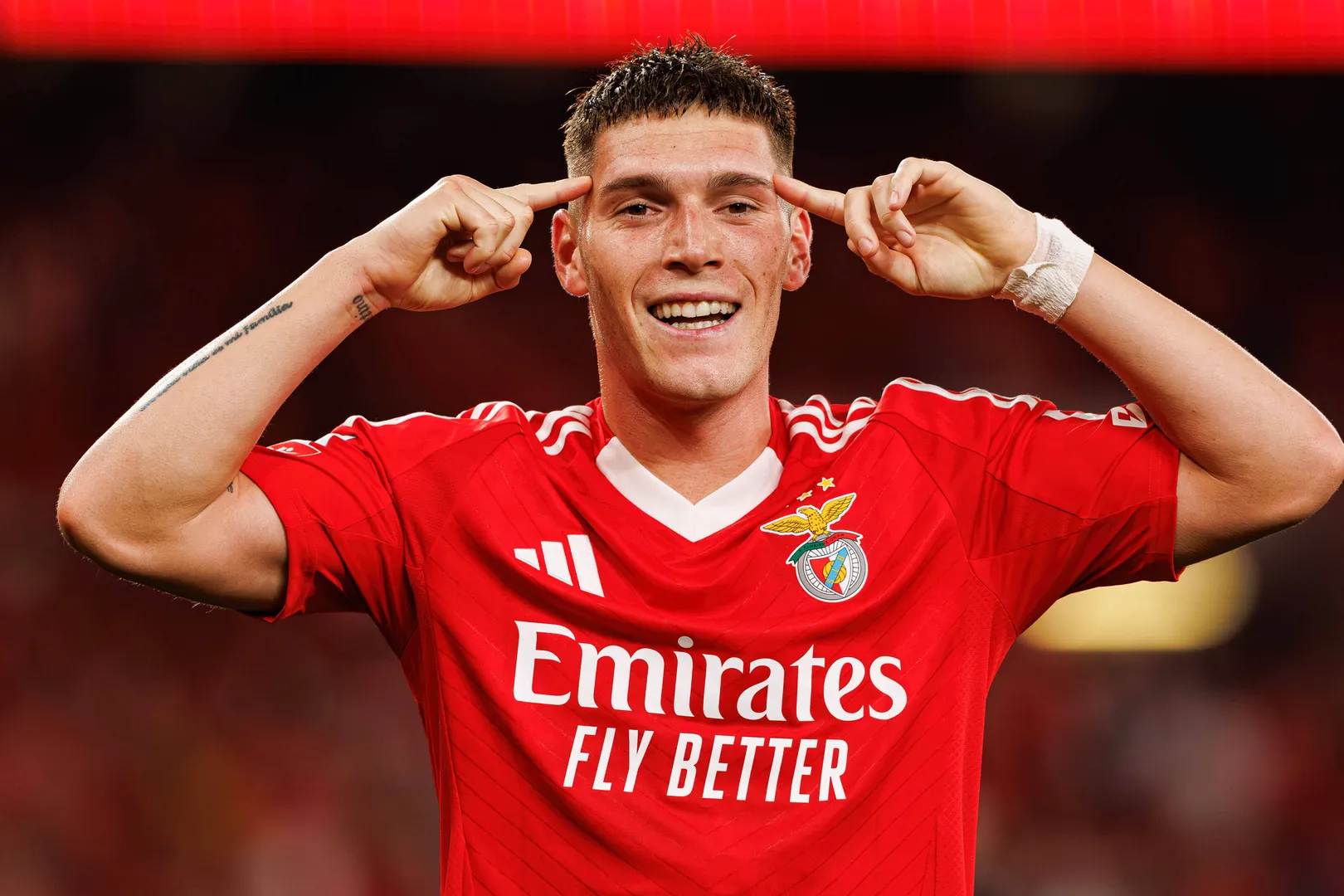 Benjam&iacute;n Rollheiser comemora gol do Benfica contra o Gil Vicente