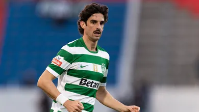 Valorizado, ex-Barcelona se consolida como protagonista e deve enfrentar dilema no mercado