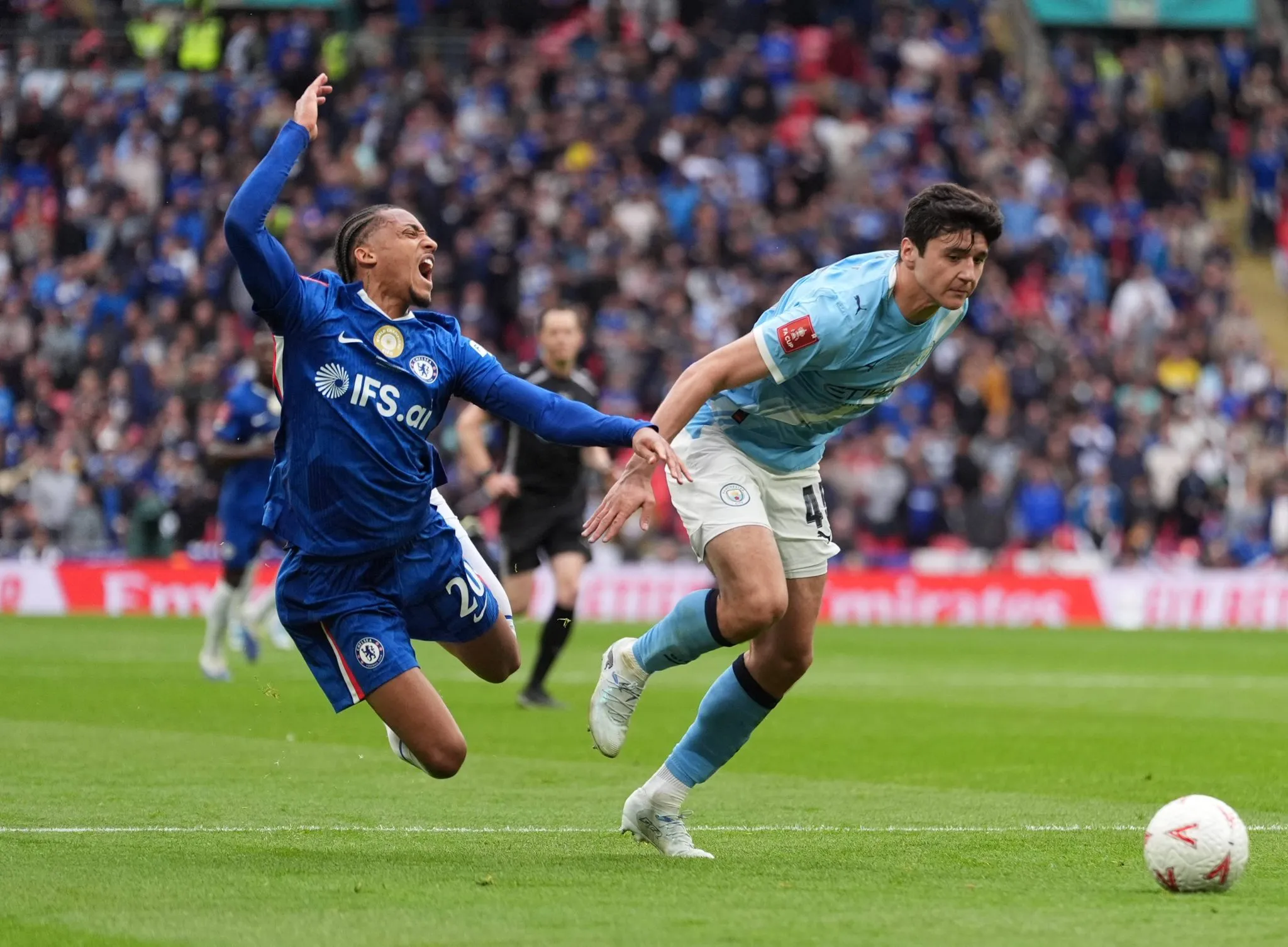 Jo&atilde;o Pedro &eacute; derrubado por Khusanov durante final da FA Cup, entre Chelsea e Manchester City 