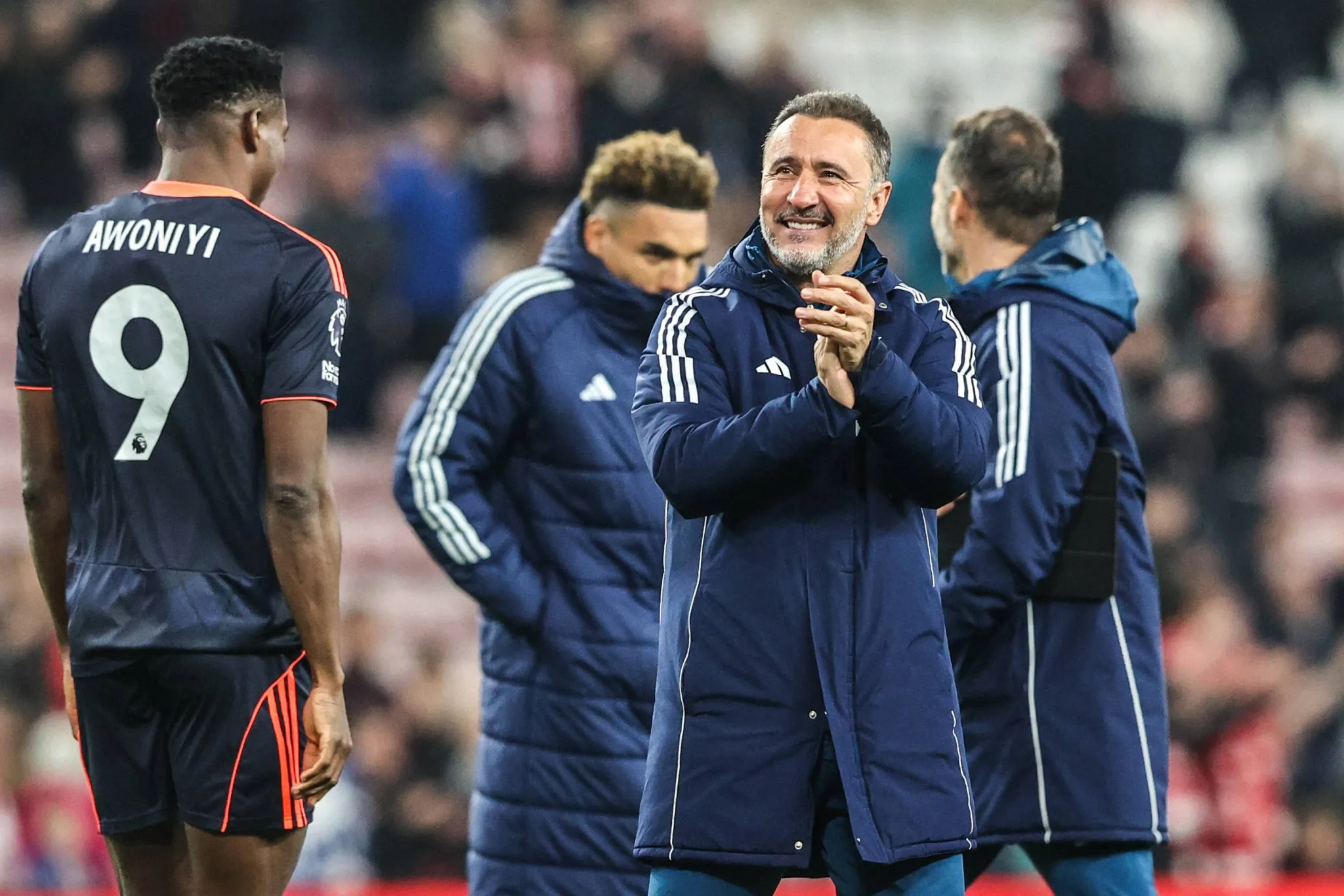 V&iacute;tor Pereira aplaude torcida do Forest 