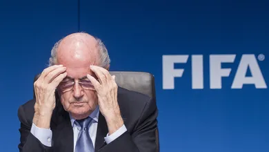 Sa&iacute;da de Blatter est&aacute; cada vez mais pr&oacute;xima, mas substituto tamb&eacute;m tem as m&atilde;os sujas