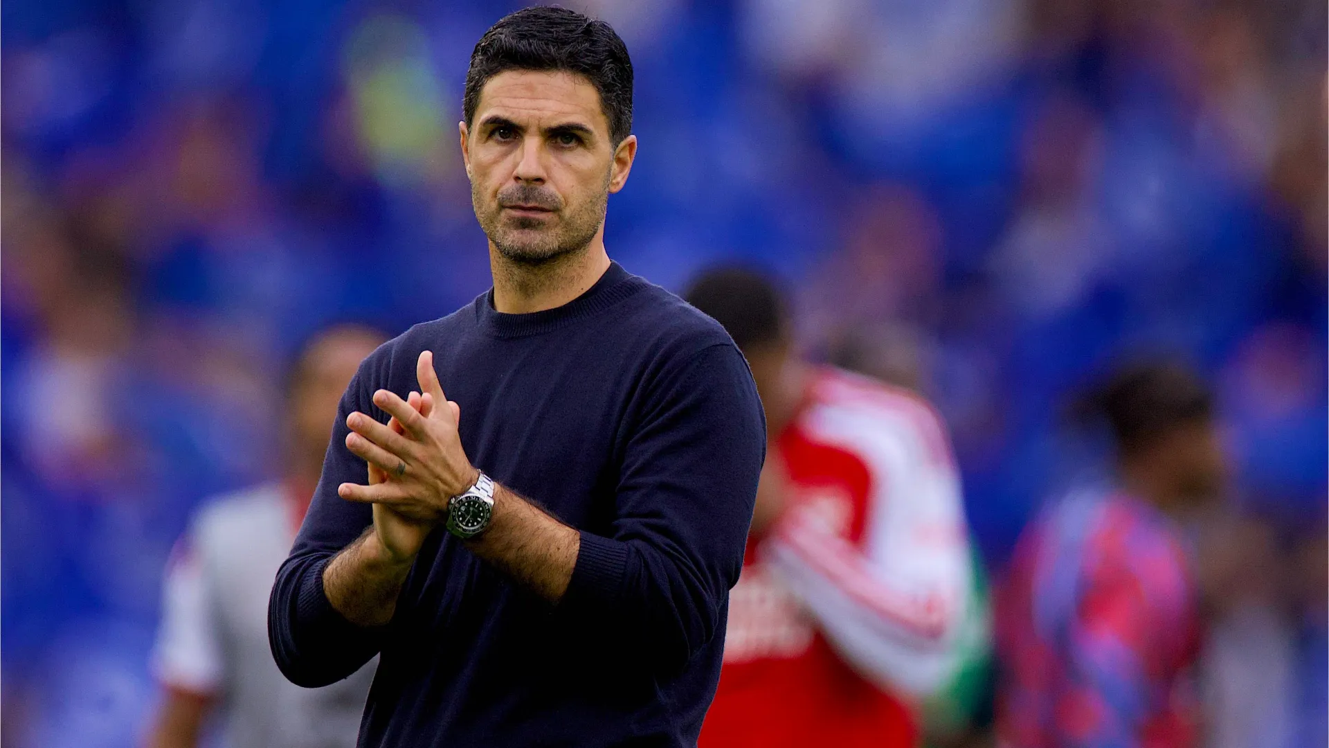 Mikel Arteta, t&eacute;cnico do Arsenal, cumprimenta os torcedores ap&oacute;s a derrota por 3 a 0 para o Brighton, no Amex Stadium, em Brighton, na Inglaterra, em 19 de setembro de 2026.
