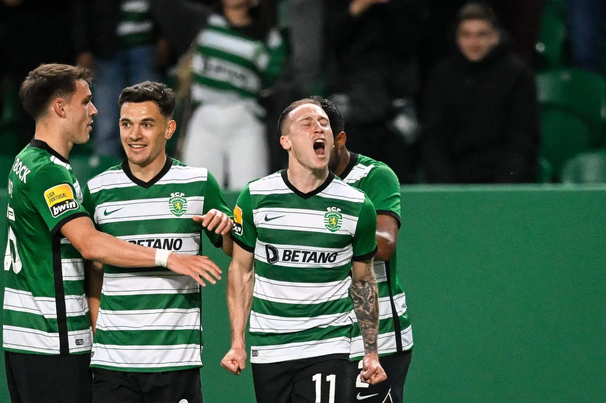 Caligrafia perfeita: Nuno Santos marcou um gol de letra de rara beleza pelo Sporting