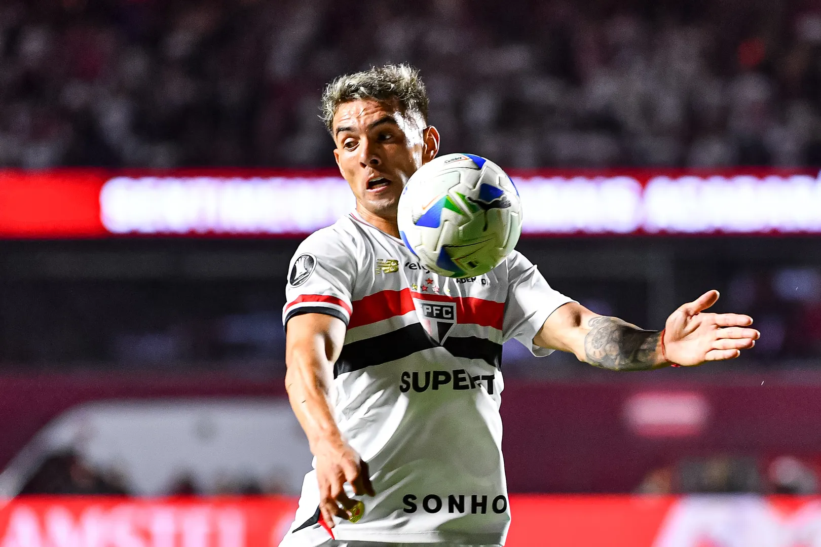 Enzo D&iacute;az cometeu p&ecirc;nalti que originou o gol de empate do Atl&eacute;tico Nacional