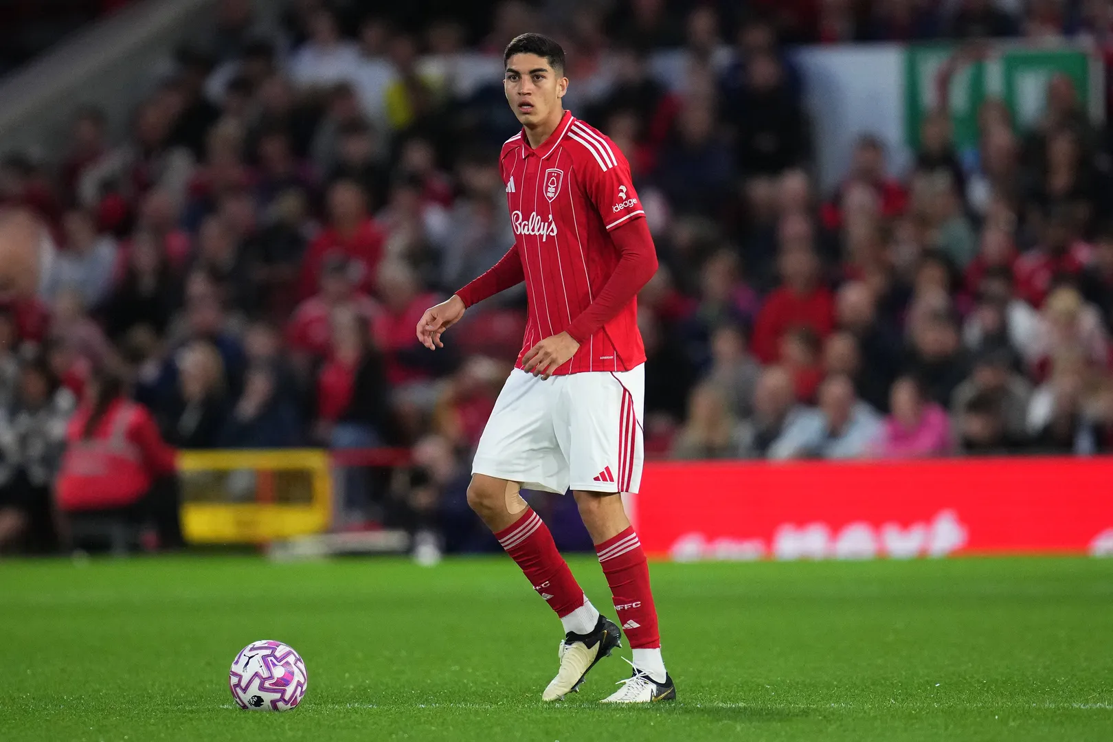 Jair Cunha em a&ccedil;&atilde;o pelo Nottingham Forest