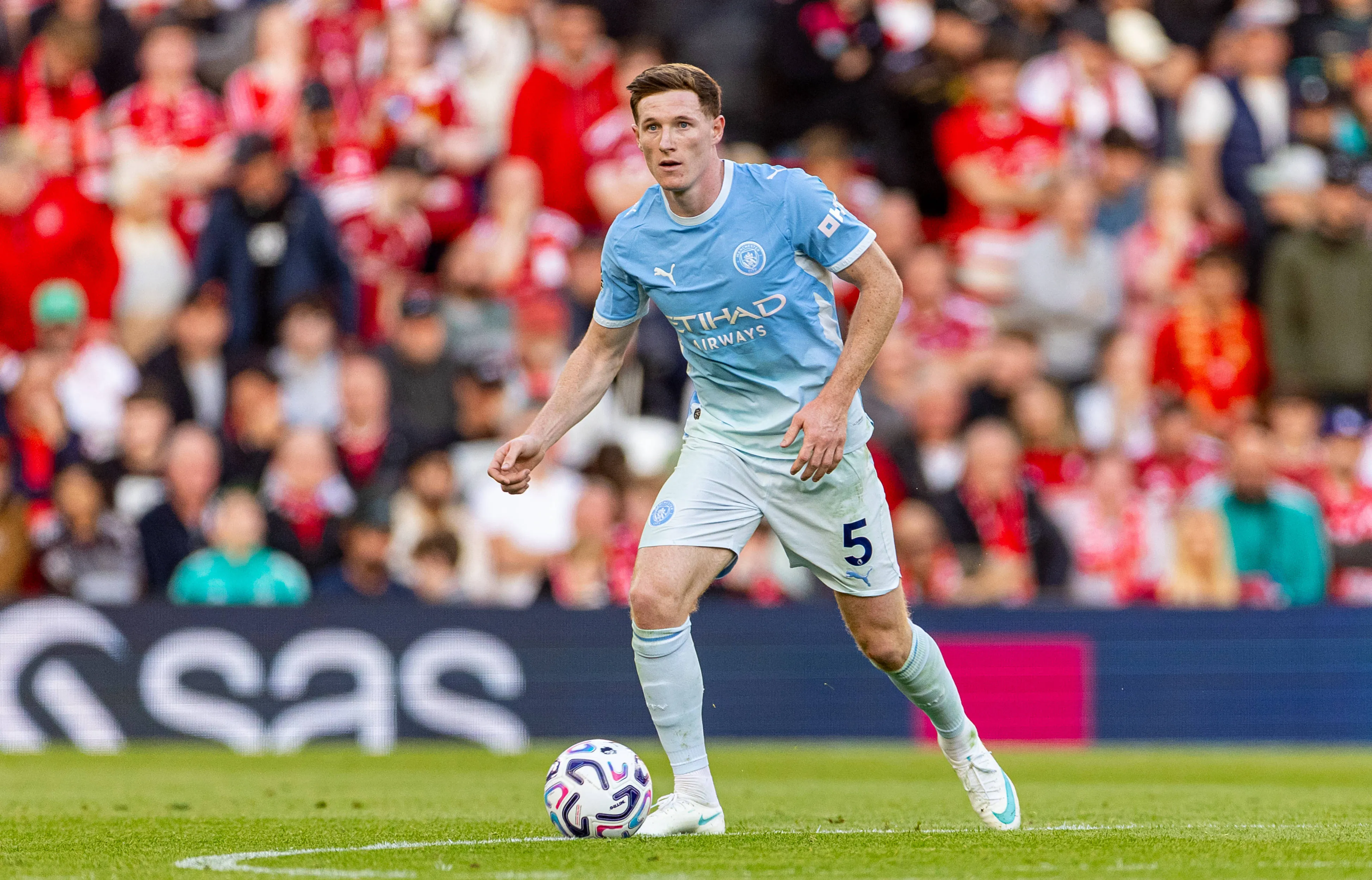 Elliot Anderson em a&ccedil;&atilde;o durante Liverpool x Manchester City