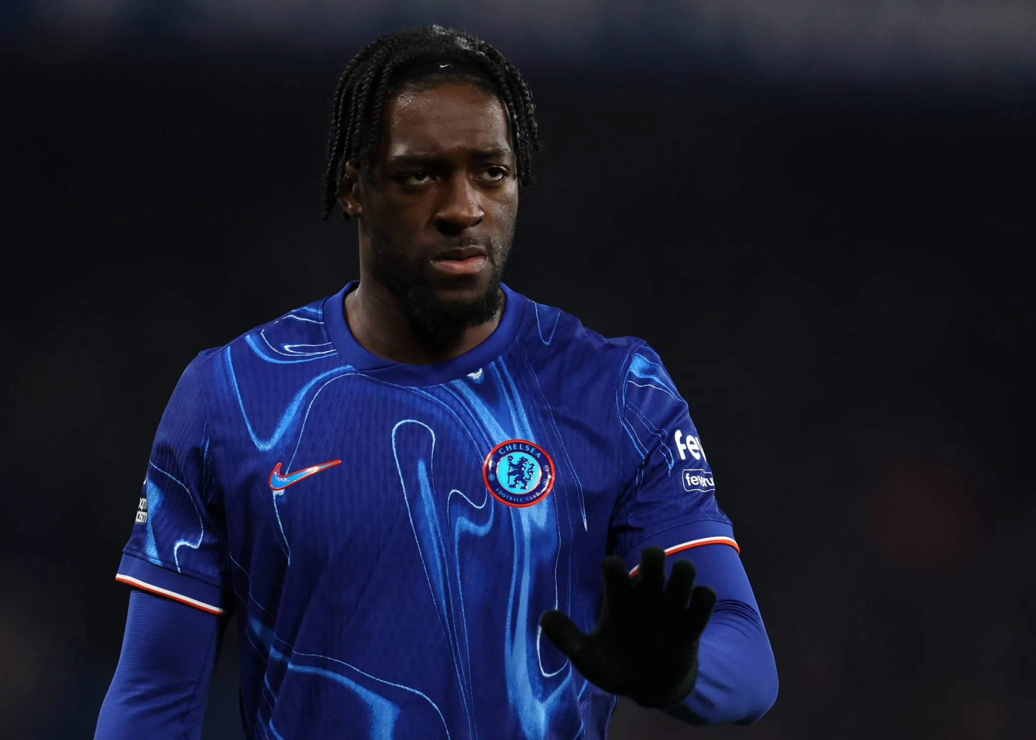 Ap&oacute;s um ano afastado do Chelsea, zagueiro volta a ganhar chance com Rosenior