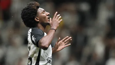 Corinthians evolui com time reserva, mas trope&ccedil;a no beab&aacute; do futebol diante do Atl&eacute;tico-MG