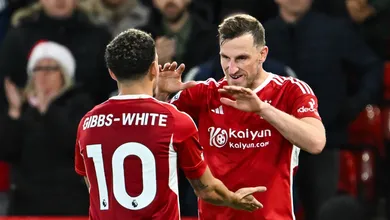 Chris Wood faz tr&ecirc;s, e Nottingham Forest sai do sufoco com virada sobre o Newcastle fora de casa