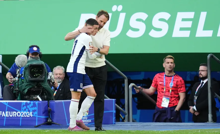 Southgate e Foden durante as quartas de final da Eurocopa no duelo entre Inglaterra e Su&iacute;&ccedil;a