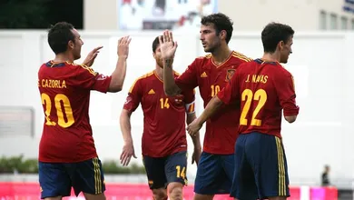 Espanha recebe faixas com vit&oacute;ria magra sobre Porto Rico