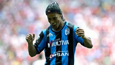 Com gol e assist&ecirc;ncia, Ronaldinho &eacute; pe&ccedil;a-chave em goleada do Quer&eacute;taro