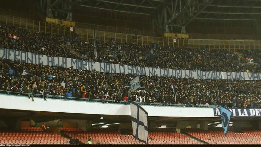 A homenagem do Napoli: &ldquo;Diante da morte, n&atilde;o h&aacute; cores, nem na&ccedil;&otilde;es. Boa viagem, campe&otilde;es&rdquo;