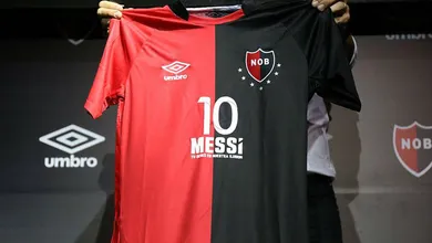 O Newell&rsquo;s caprichou na nova camisa &ndash; e deu aquela bajulada em Messi