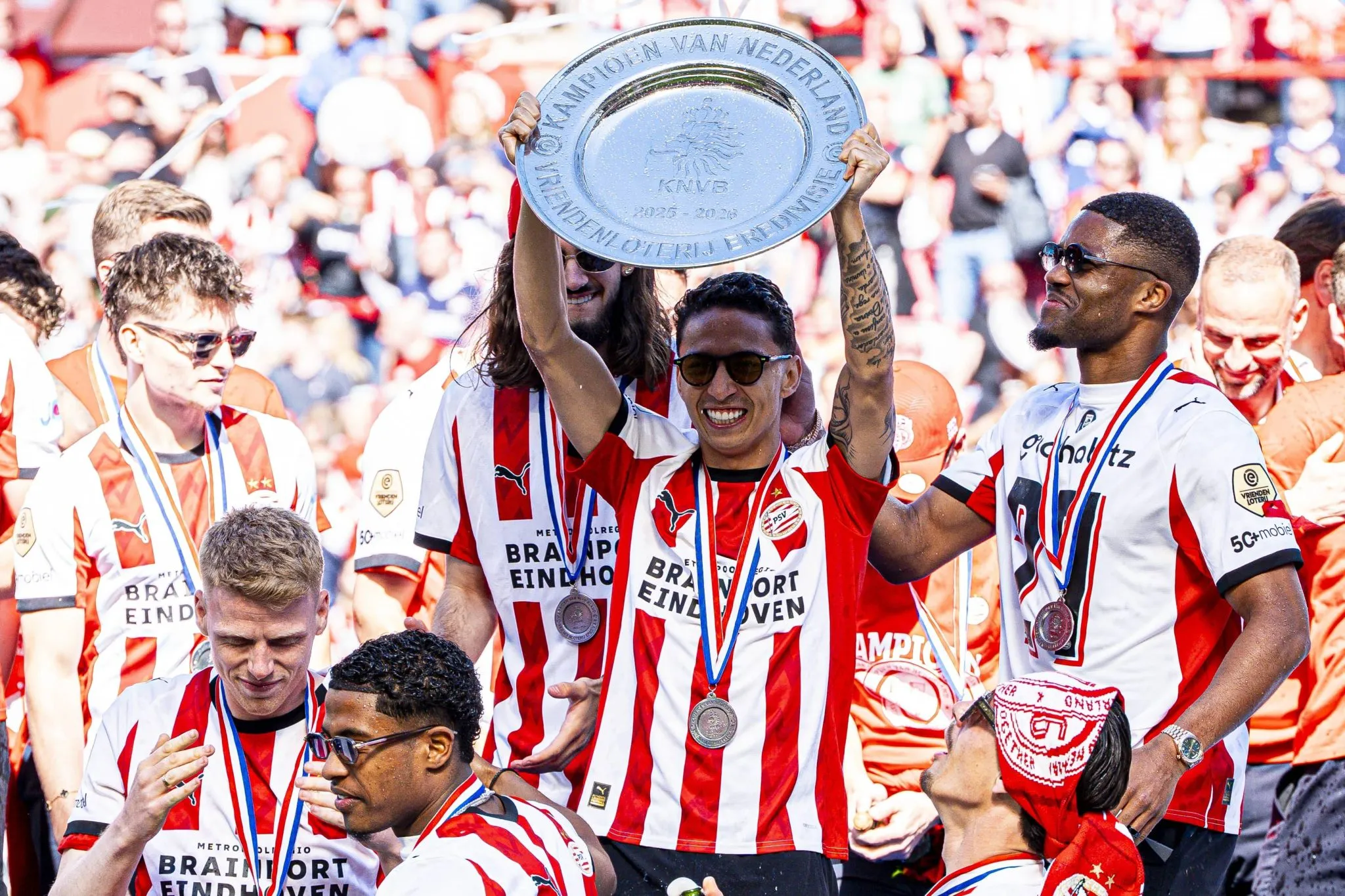 Mauro Junior celebra conquista do Campeonato Holand&ecirc;s com o PSV na temporada 2025/2026  (Foto: IMAGO / Goal Sports Images)