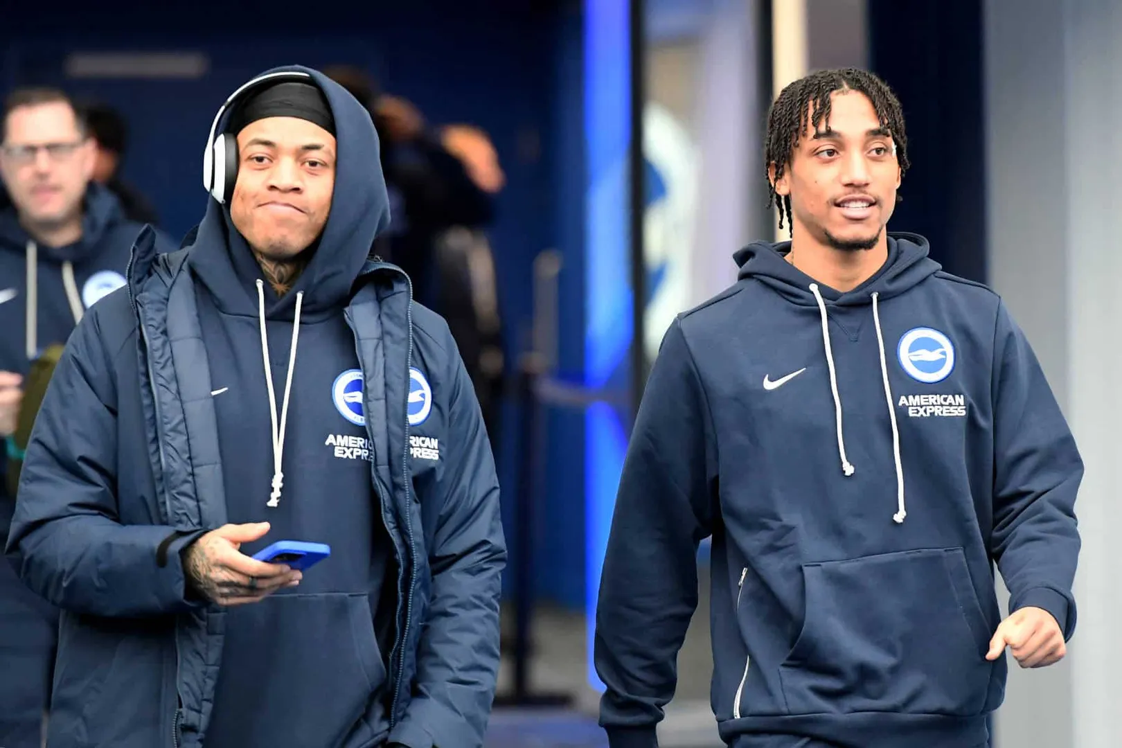 O zagueiro Igor Julio e o atacante Jo&atilde;o Pedro antes de jogo do Brighton