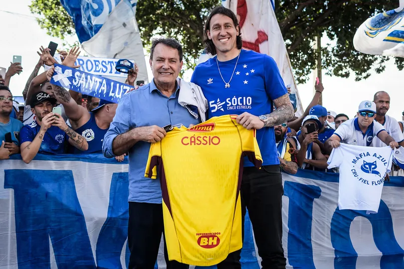 Pedrinho BH e C&aacute;ssio durante chegada do goleiro &agrave; Toca da Raposa 2