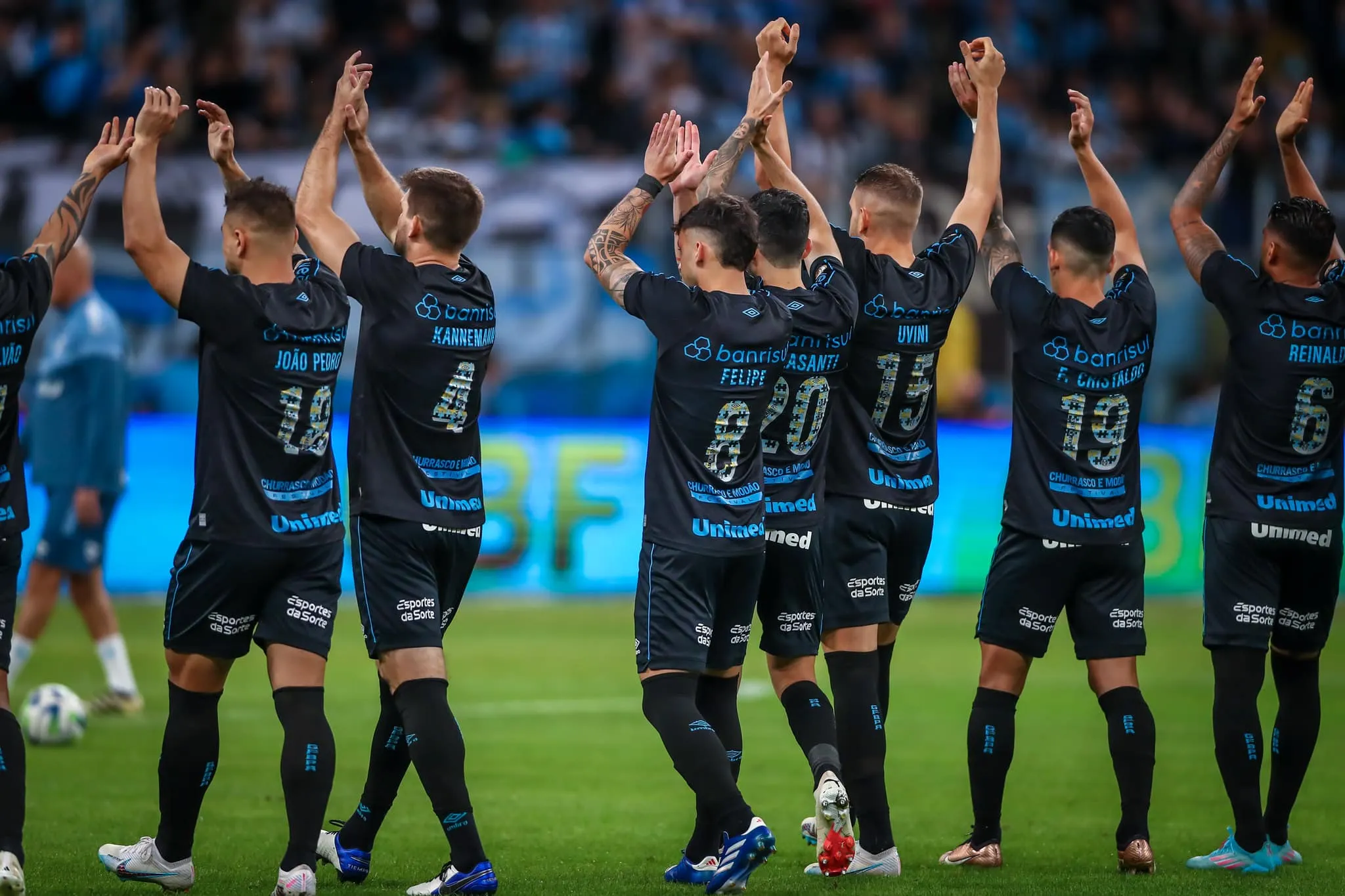 Gr&ecirc;mio n&atilde;o joga bem, mas vit&oacute;rias consecutivas o colocam definitivamente na briga pelo t&iacute;tulo
