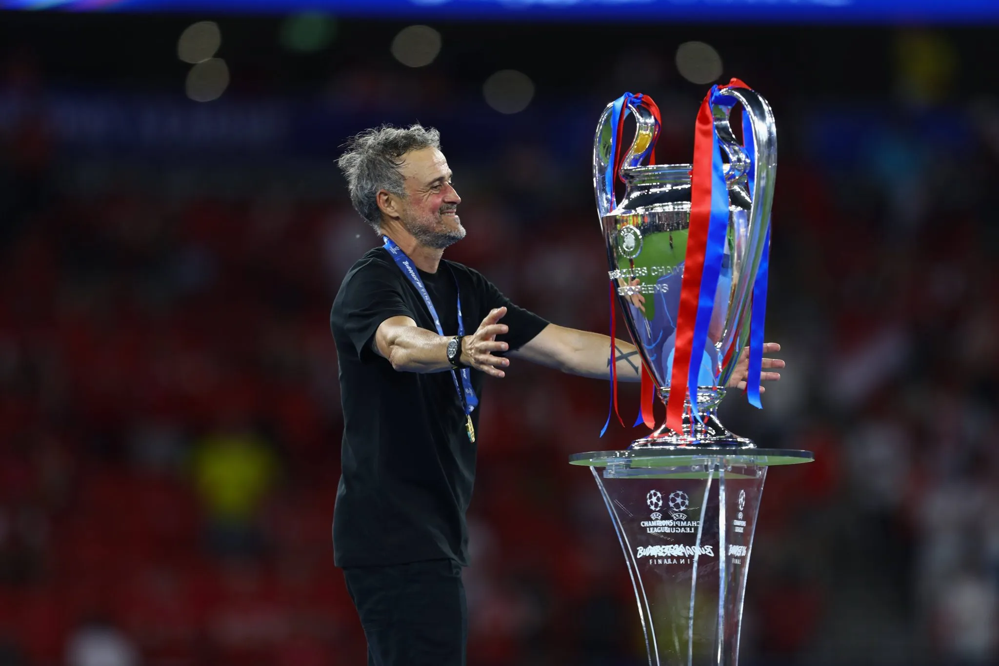 Luis Enrique com a ta&ccedil;a da Champions League 