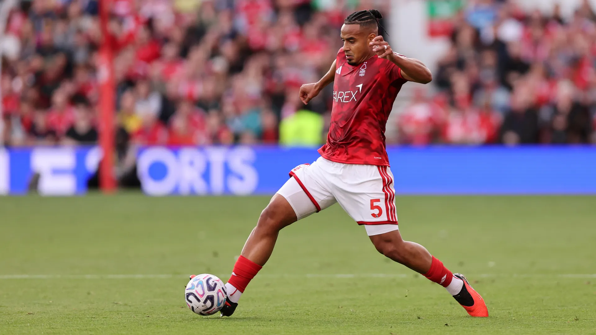 Murillo, zagueiro do Nottingham Forest, durante a partida da Premier League entre Nottingham Forest e Coventry City, no City Ground, em Nottingham, na Inglaterra, em 19 de setembro de 2026.